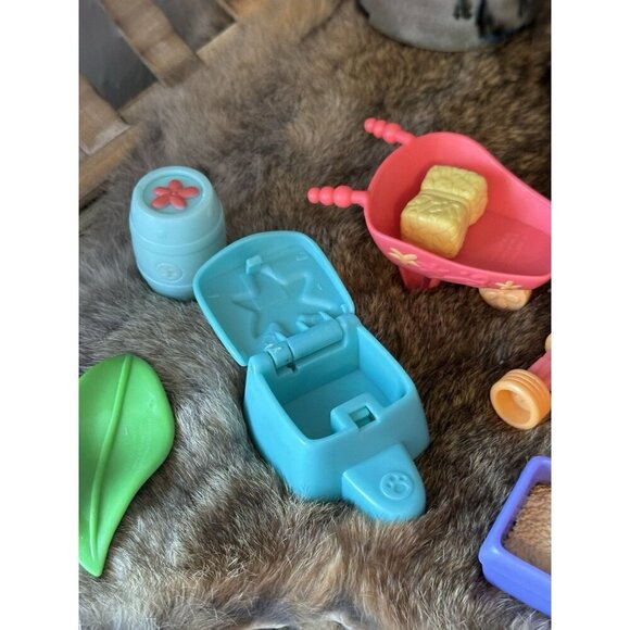 Littlest Pet Shop 2006 Portable Pets Wheelbarrow Toy Box Tricycle Leaf Hay - Picture 2 of 3